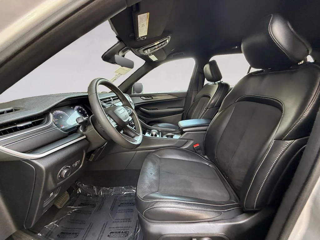 Used 2025 Silver Jeep Altitude image 10