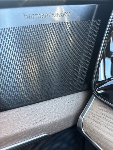 New 2026 White Volvo B6 Plus 7-Seater image 20