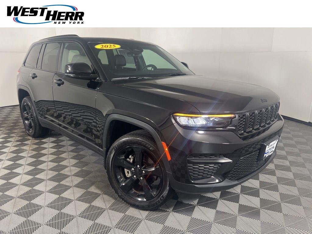 Used 2025 Diamond Black Crystal Pearlcoa Jeep Altitude X image 1