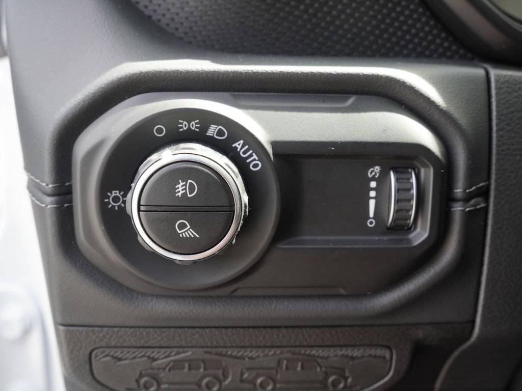 New 2026 Bright White Clear-Coat Exterior Paint Jeep Rubicon image 11