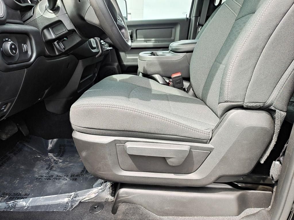 New 2026 Diamond Black Crystal Pearl-Coat Exterior Paint RAM Tradesman image 21