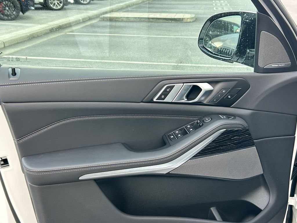 2026 BMW X5 M60i - Photo 11
