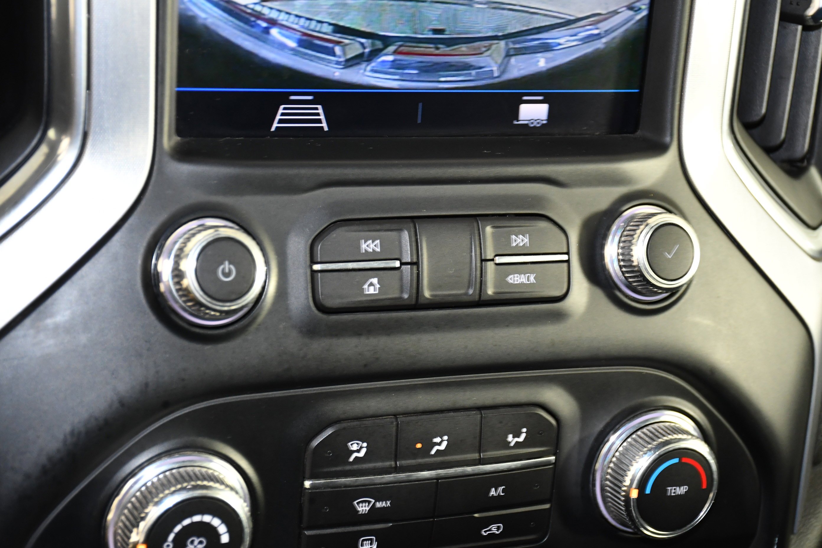 Used 2022 White GMC SLE image 31