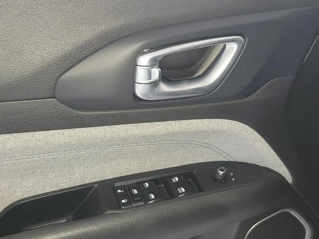 Certified Used 2024 Gray Jeep Latitude image 7