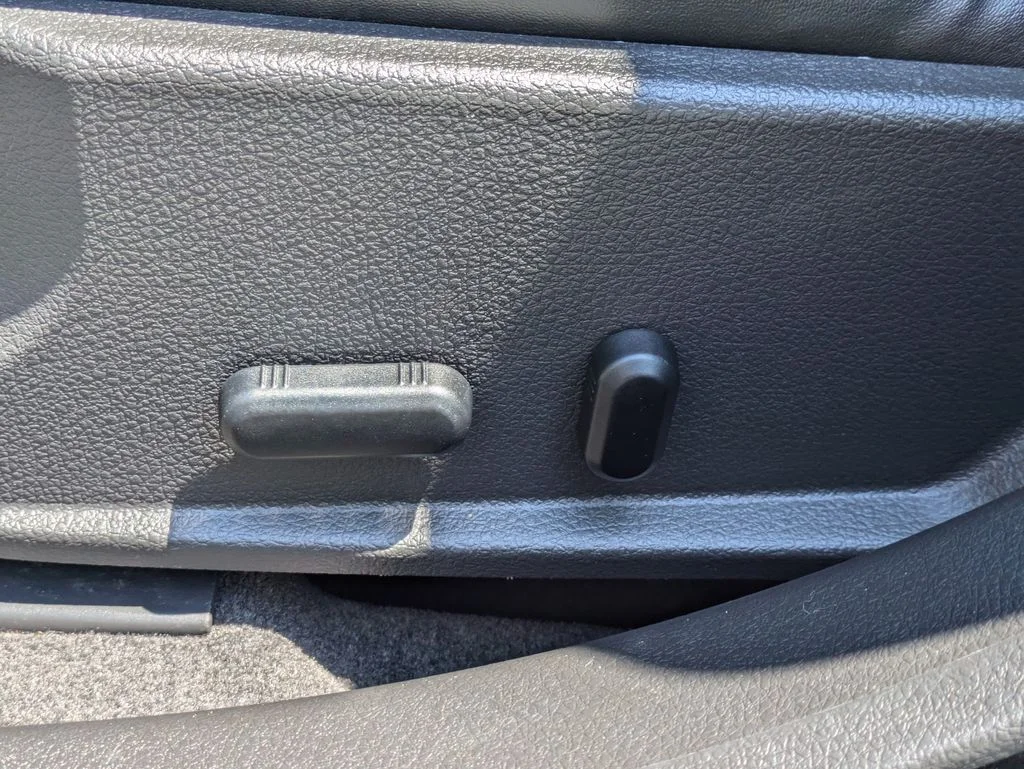 Used 2010 Brilliant Silver Metallic Ford SEL image 19