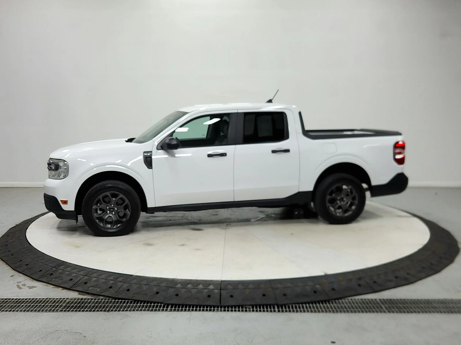 Used 2024 Oxford White Ford XLT image 5