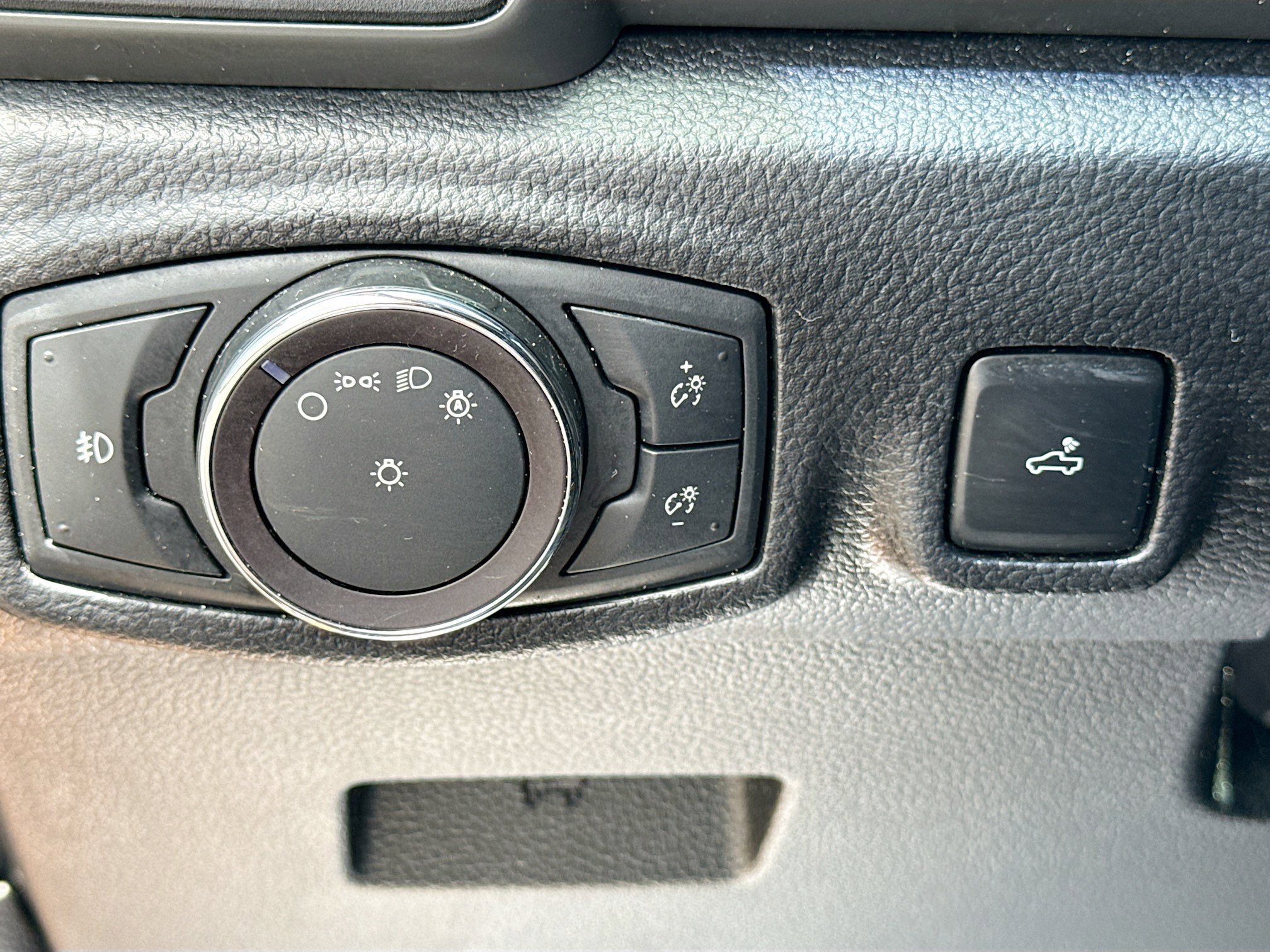 Used 2019 Saber Metallic Ford XL image 31