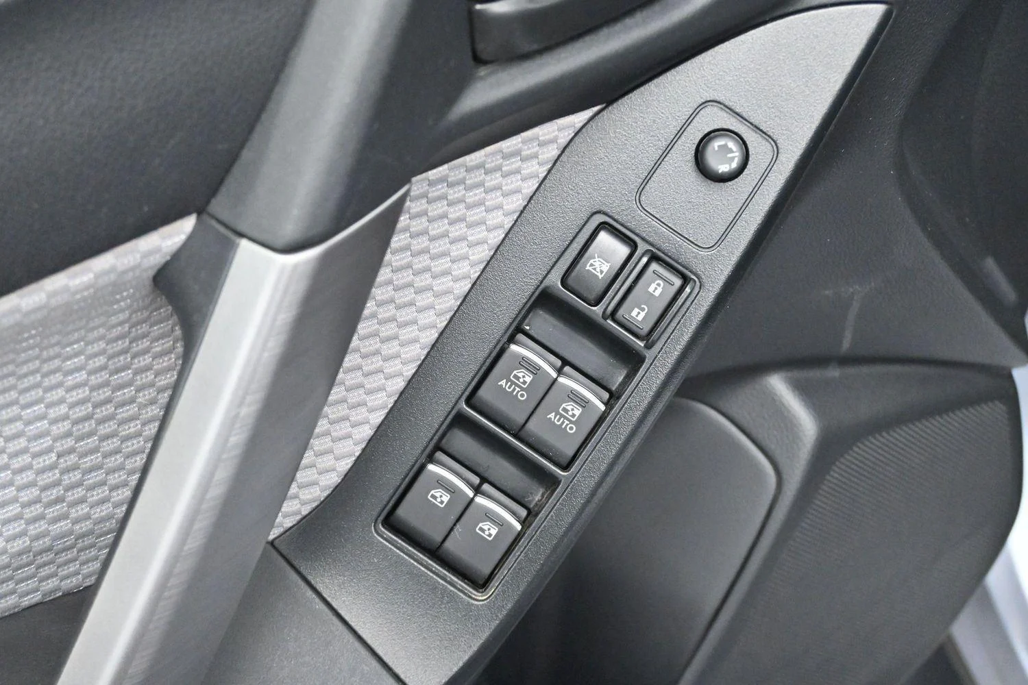 Used 2018 Ice Silver Metallic Subaru Premium image 10