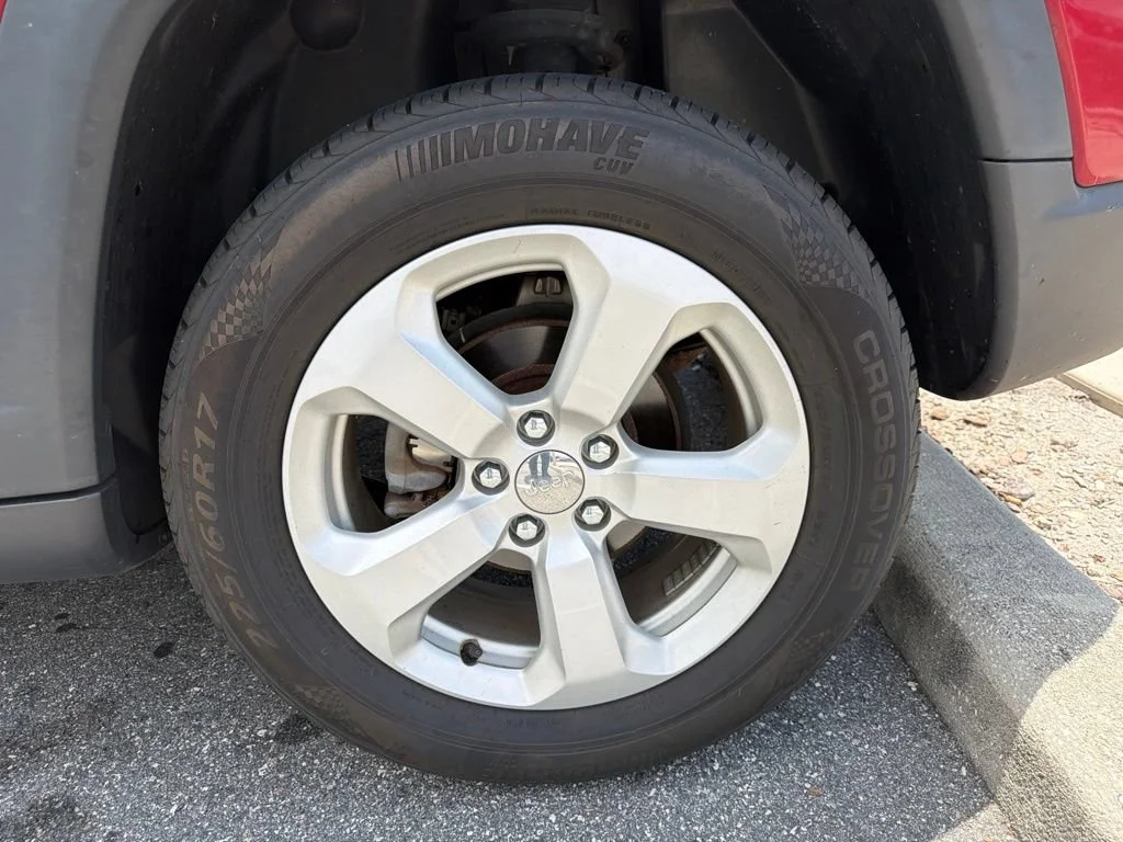 Used 2018 Red Jeep Latitude 4x4 image 9