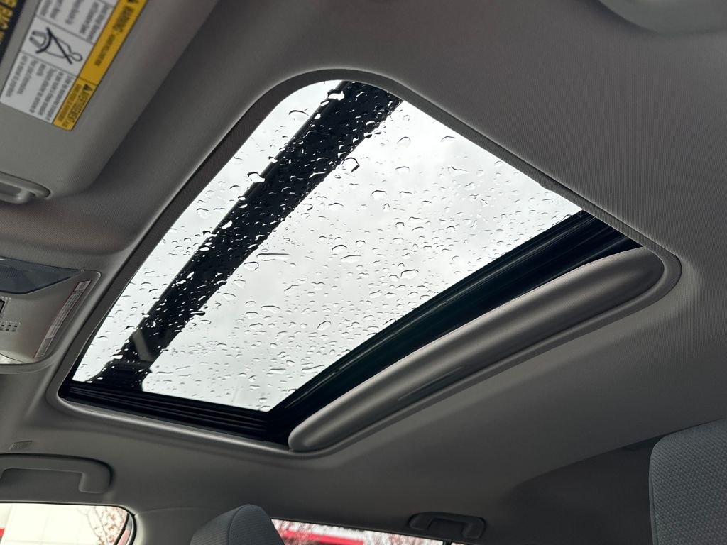 2025 Toyota RAV4 XLE - Photo 23