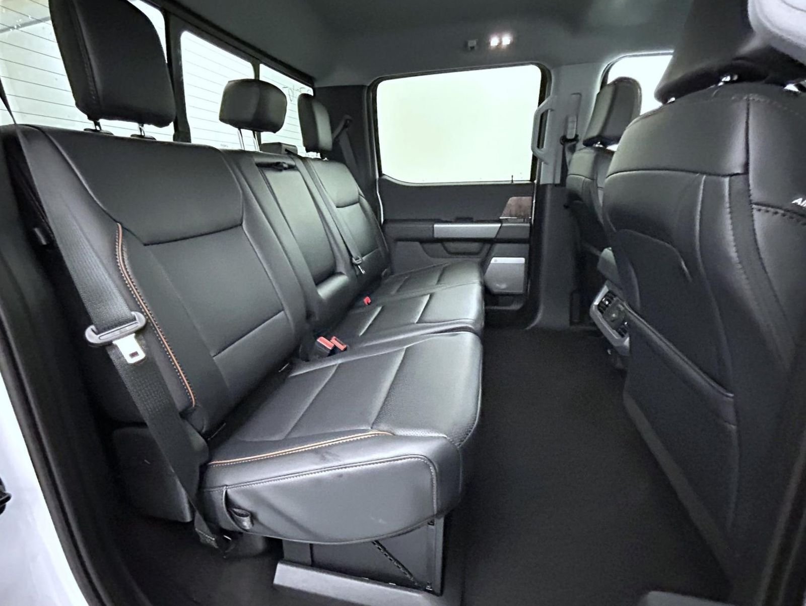 New 2027 Oxford White Ford Lariat image 18