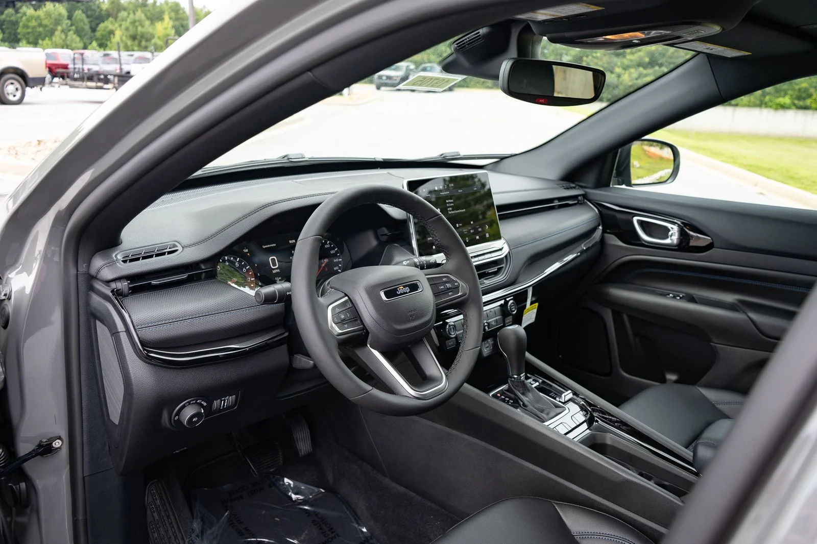 New 2026 Sting-Gray Clear-Coat Exterior Paint Jeep Latitude image 13