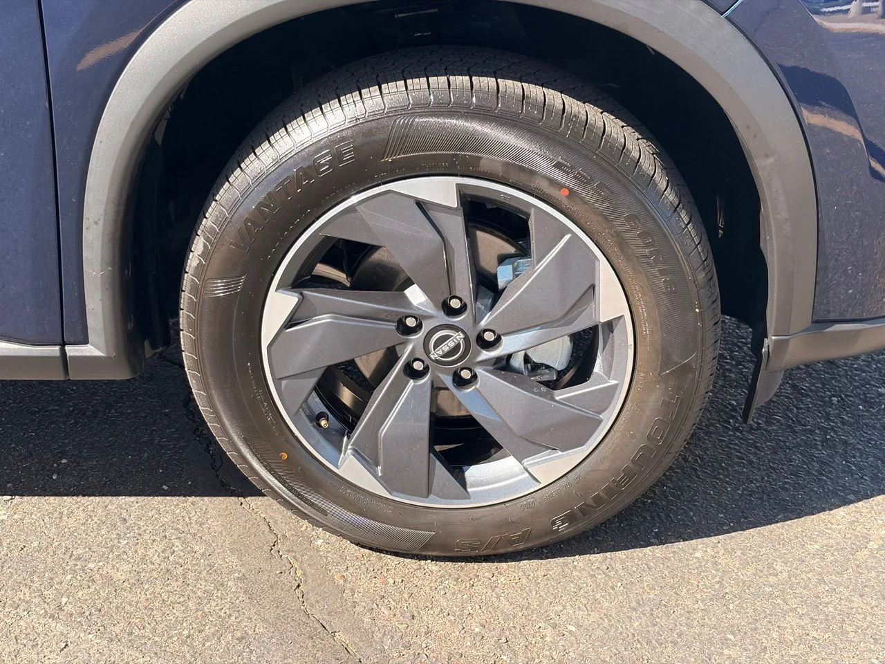 Used 2025 Deep Ocean Blue Pearl Nissan SV image 9