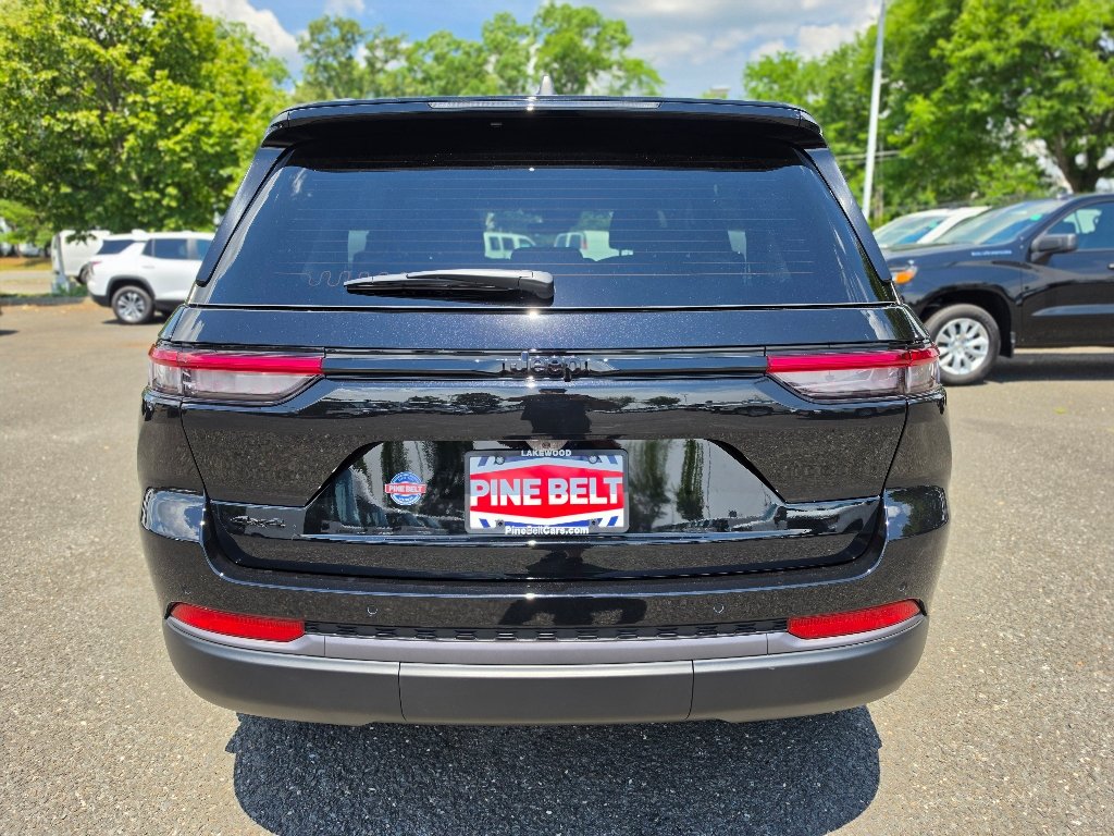 New 2026 Diamond Black Crystal Pearl-Coat Exterior Paint Jeep Altitude image 12