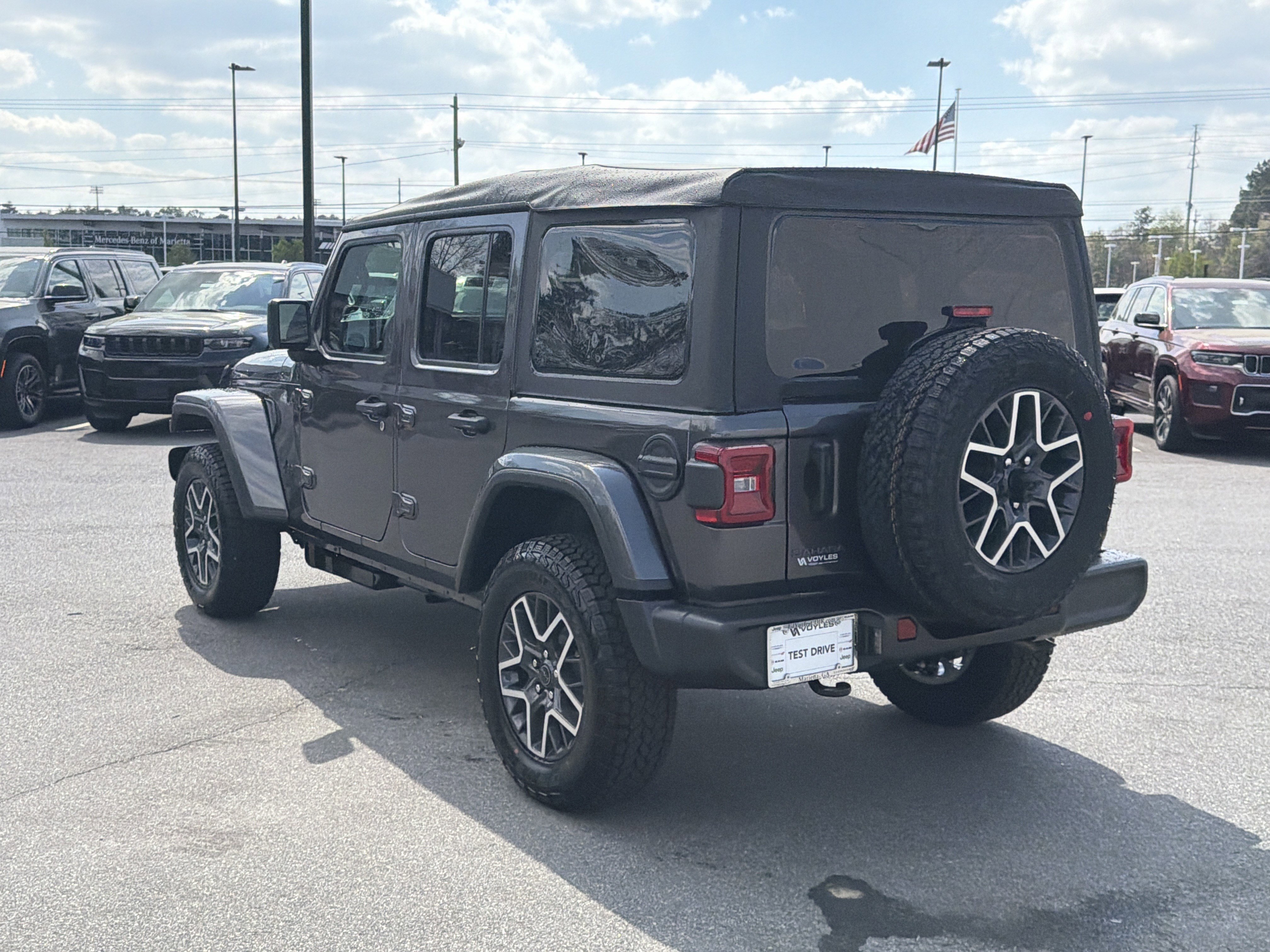 New 2026 Granite Crystal Metallic Clearcoat Jeep Sahara image 6