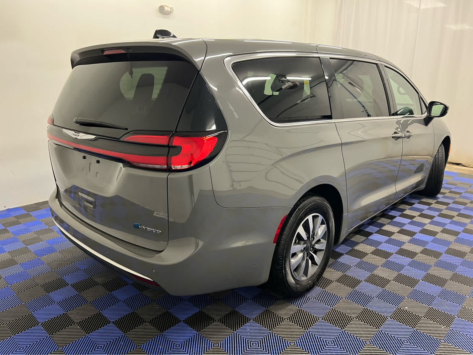 Used 2023 Ceramic Gray Clearcoat Chrysler Hybrid Touring L image 6