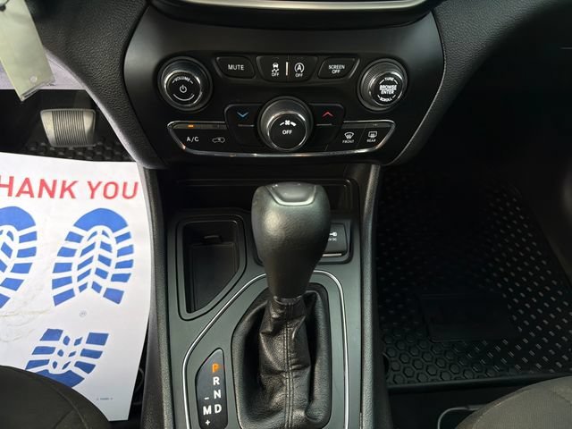 Used 2019  Jeep Latitude image 24