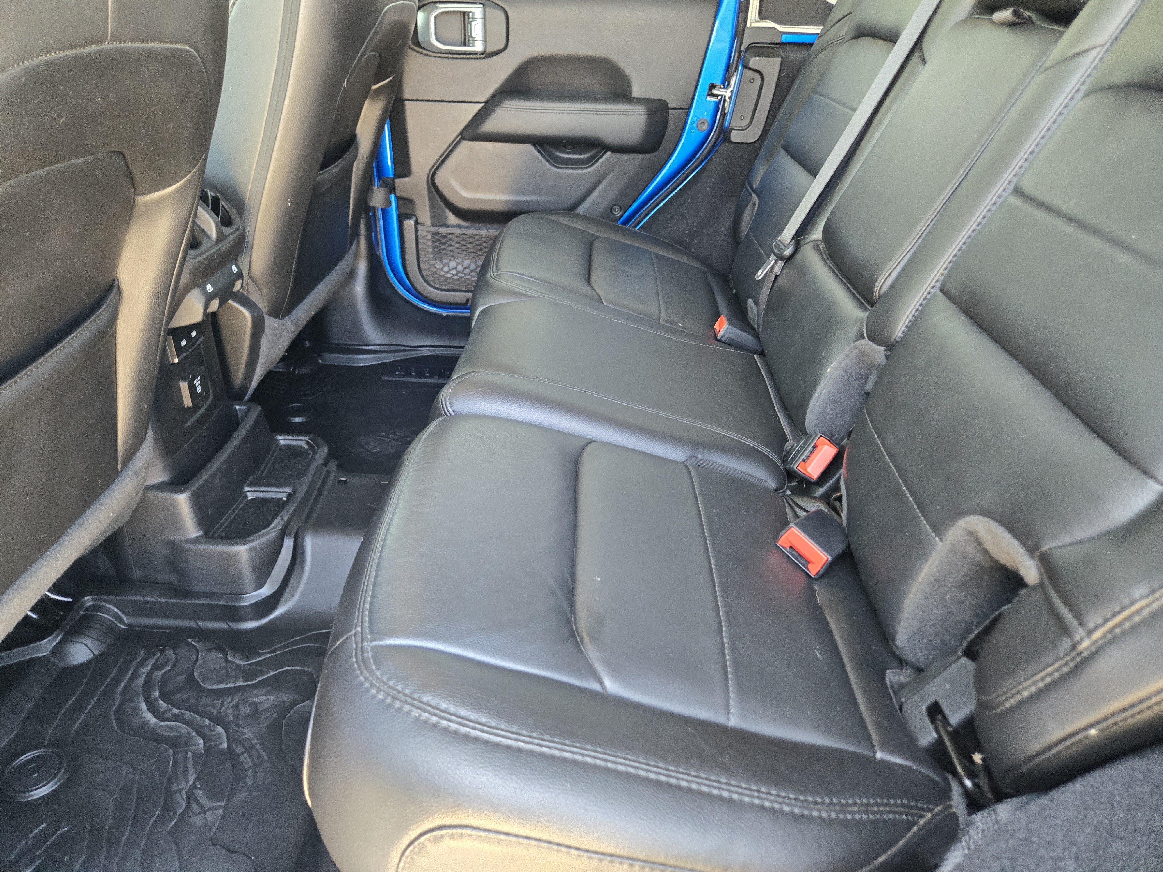 Used 2021 Hydro Blue Pearlcoat Jeep Unlimited Sahara Altitude image 28