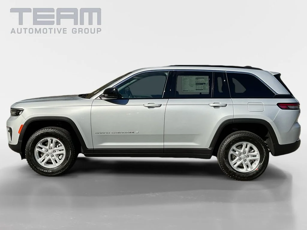 Used 2025 Silver Jeep Laredo image 4
