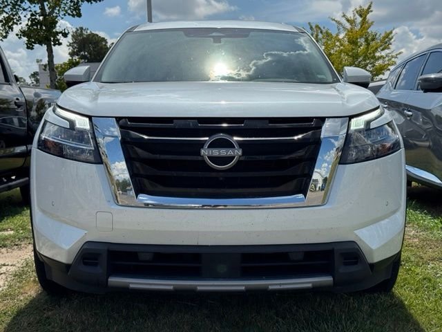 Used 2025 Everest White Pearl Tricoat Nissan SL image 2