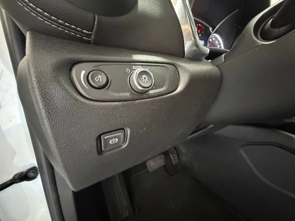 Used 2025 Summit White Chevrolet 2LT image 18