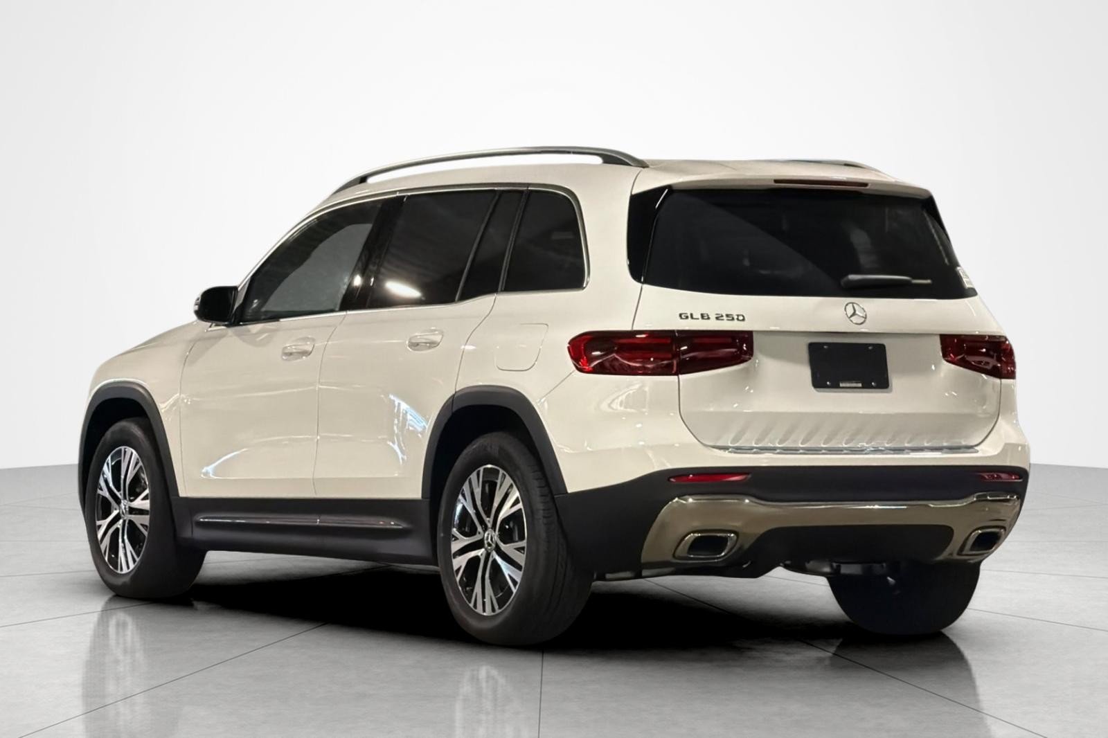 New 2026 Polar White Mercedes-Benz GLB 250 SUV image 3