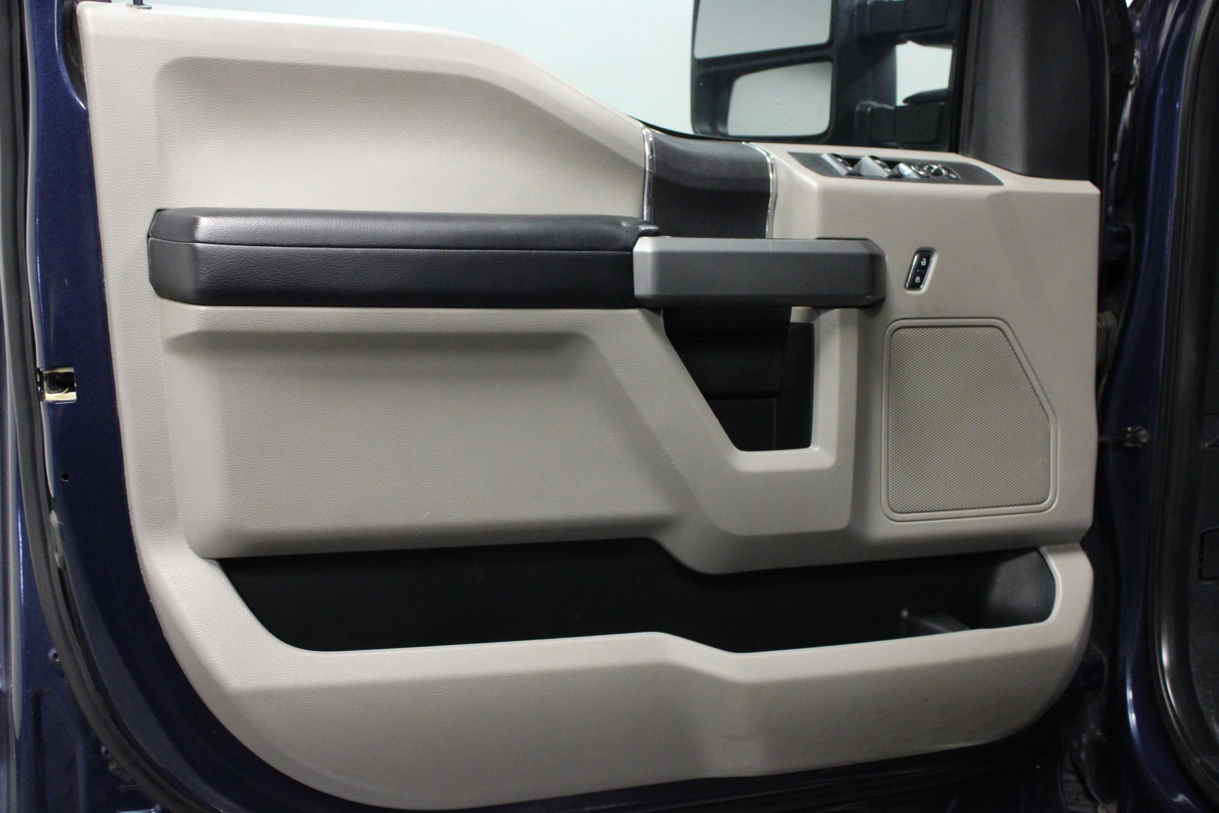 Used 2017 Blue Jeans Metallic Ford XLT image 11