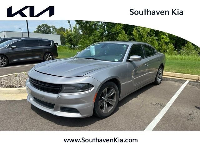 Used 2015 Silver Dodge SE image 1