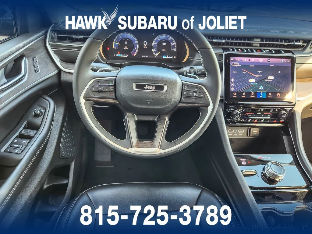 Used 2023 Diamond Black Crystal Pearlcoat Jeep Limited image 10