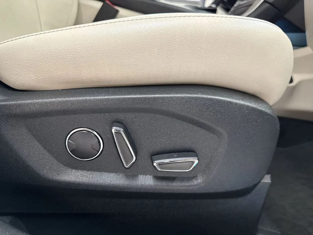 Used 2018 White Platinum Clearcoat Metallic Ford Titanium image 19