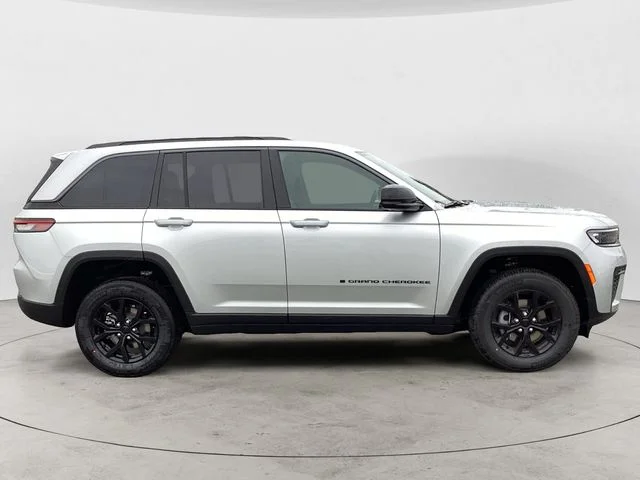 New 2026 Silver Zynith Jeep LAREDO ALTITUDE 4X4 image 7