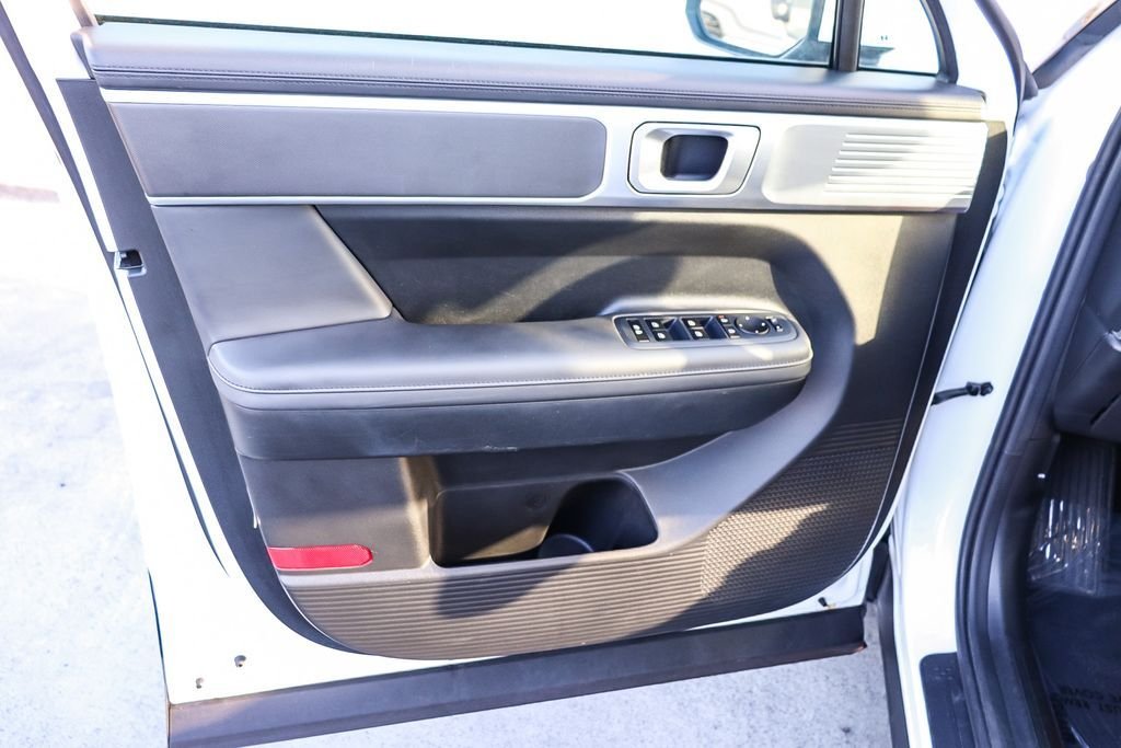 Used 2025 White Hyundai SEL image 23