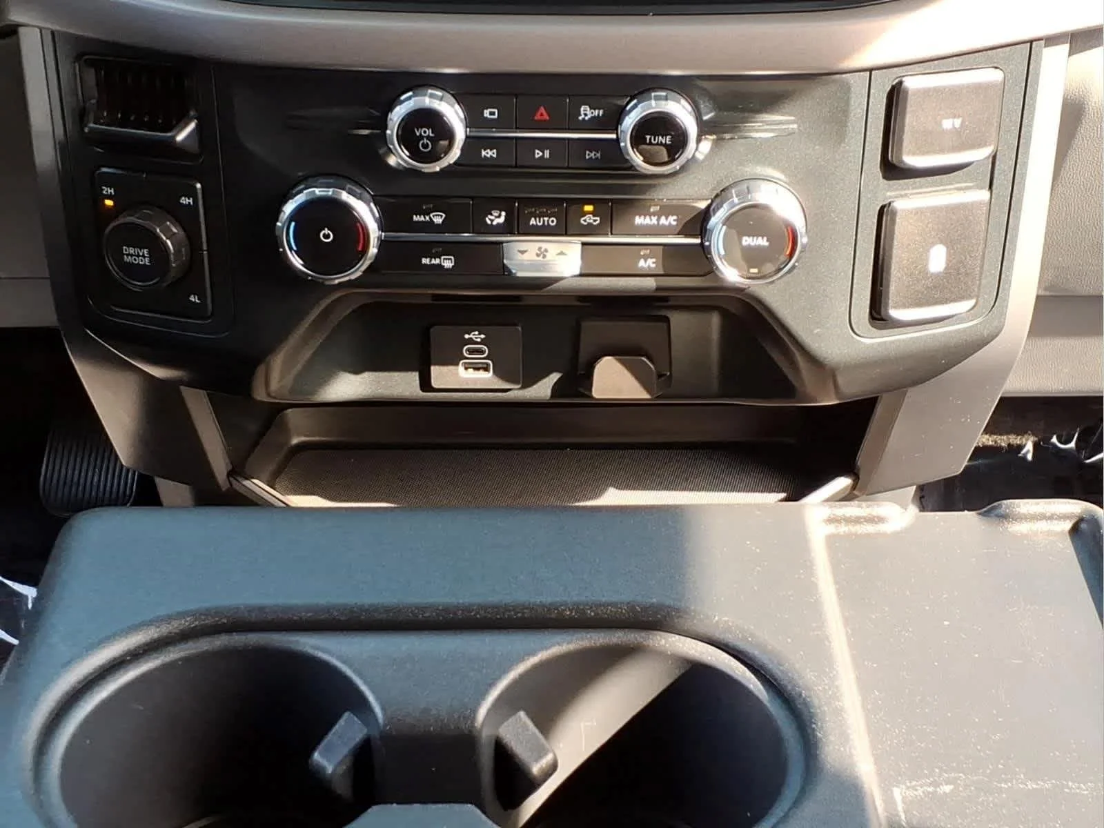 Used 2025 Oxford White Ford XLT image 25