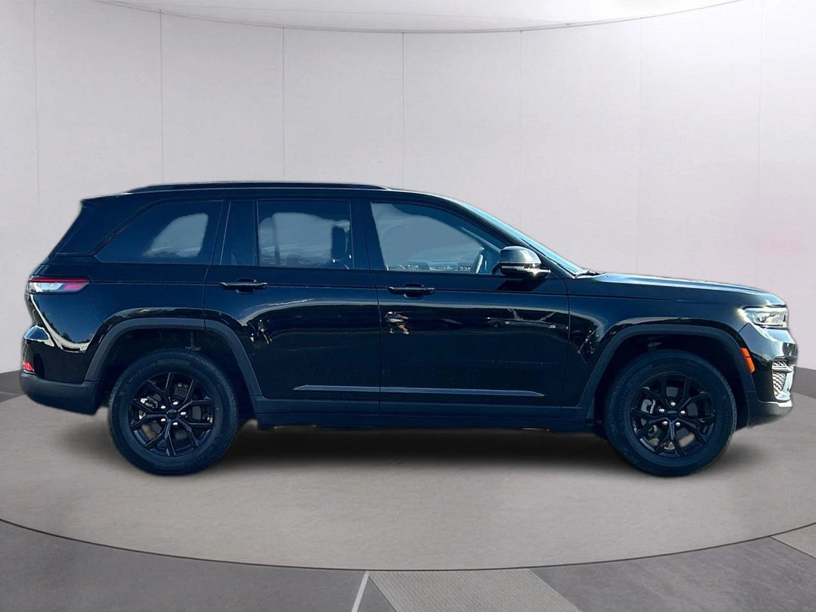 Used 2024 Diamond Black Crystal Pearlcoat Jeep Altitude image 8