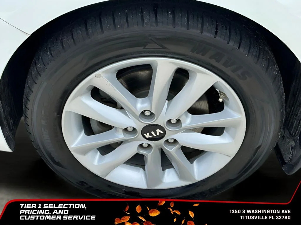 Used 2017 White Kia S image 20