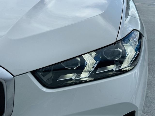 Used 2024 White BMW sDrive40i image 32