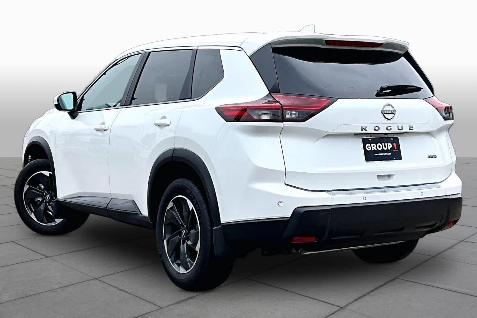 Used 2026 Everest White Pearl Tricoat Nissan SV image 12