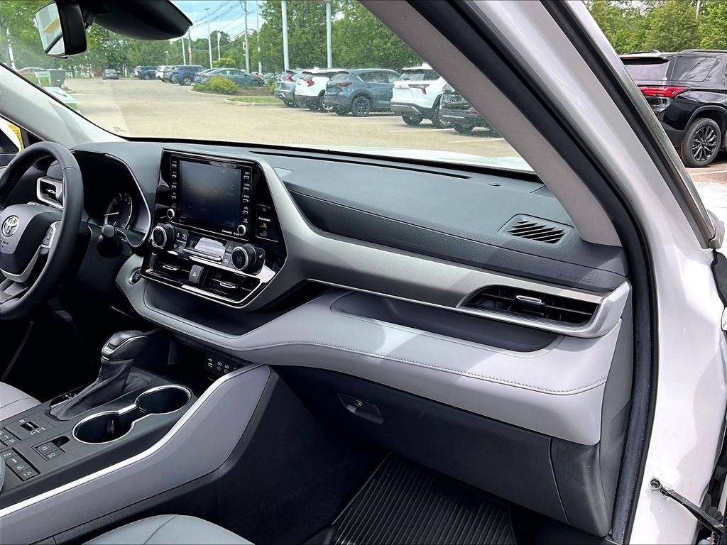 Used 2022 Beige Toyota XLE image 13