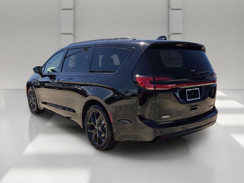 New 2027 Diamond Black Crystal Pearl-Coat Exterior Paint Chrysler LIMITED FWD image 3