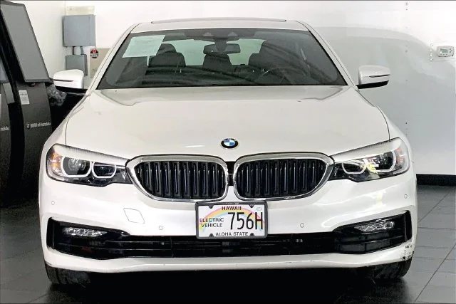 Used 2018 Mineral White Metallic BMW 530e iPerformance image 3