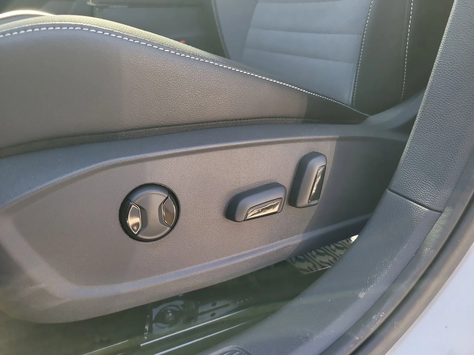 New 2026 Opal White Pearl Volkswagen 1.5T SE image 18