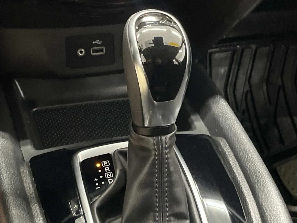 Used 2020 Brilliant Silver Metallic Nissan SLT FWD 1 Owner image 22