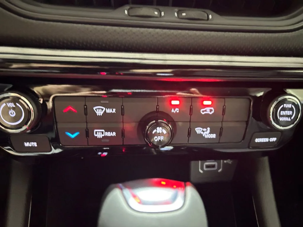 New 2026 Black Jeep Latitude image 24