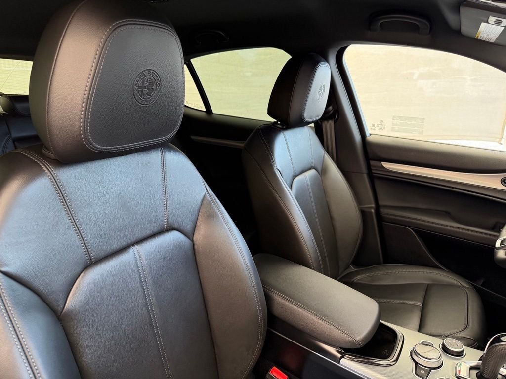 New 2026 Milano White Exterior Paint Alfa Romeo Base image 13