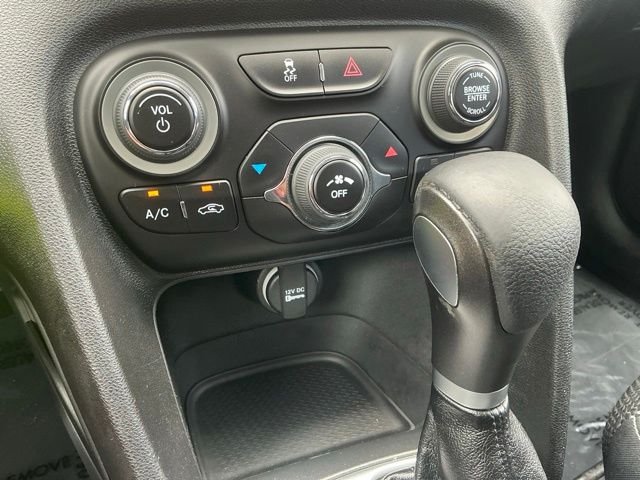 Used 2014 Red Dodge SXT image 35