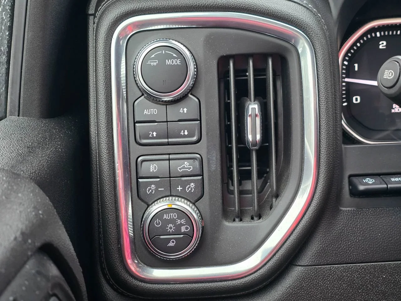 Used 2021 White Frost Tricoat GMC Denali image 24