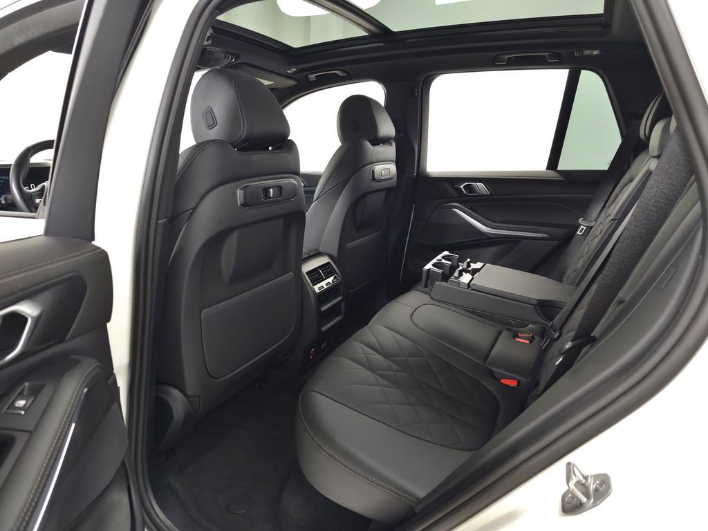 Used 2024 Alpine White BMW xDrive40i image 32