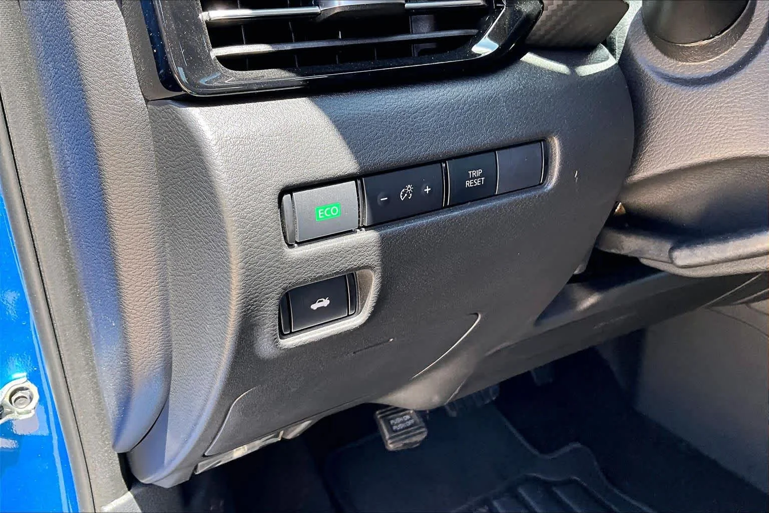 Used 2025 Electric Blue Metallic Nissan SR image 30