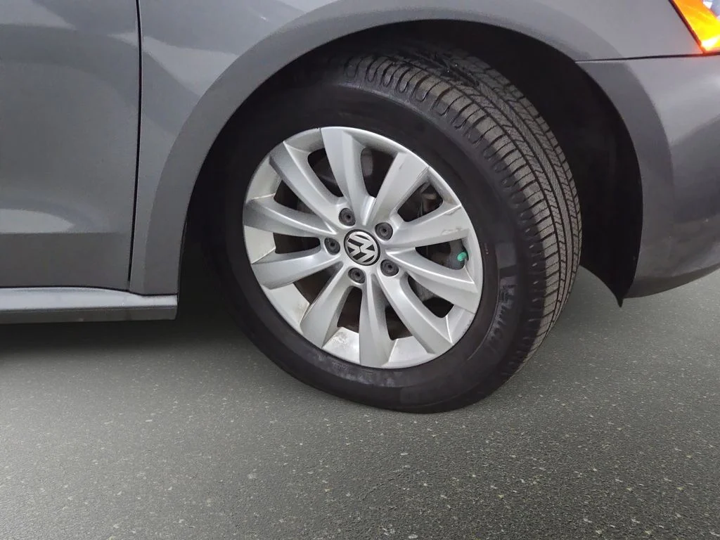 Used 2014 Platinum Gray Metallic Volkswagen 2.5L Wolfsburg Edition image 28