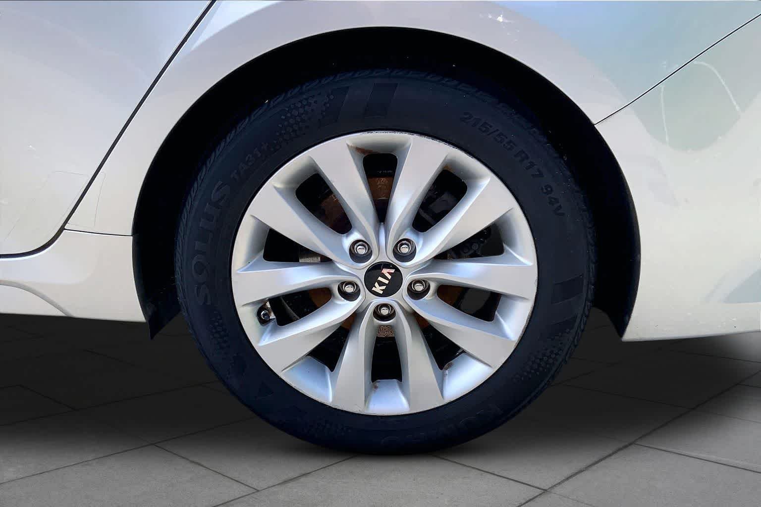 Used 2018 Sparkling Silver Kia LX image 11